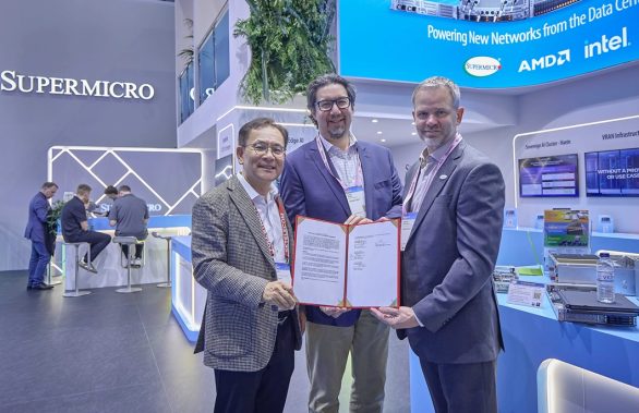 MWC26 슈퍼마이크로 전시관에서 기념 촬영 중인 (왼쪽부터) 하민용 SKT AI DC 사업 담당, 앤드류 브래드너 슈나이더 일렉트릭 수석 부사장, 클레이 시먼스 슈퍼마이크로 부사장의 모습.