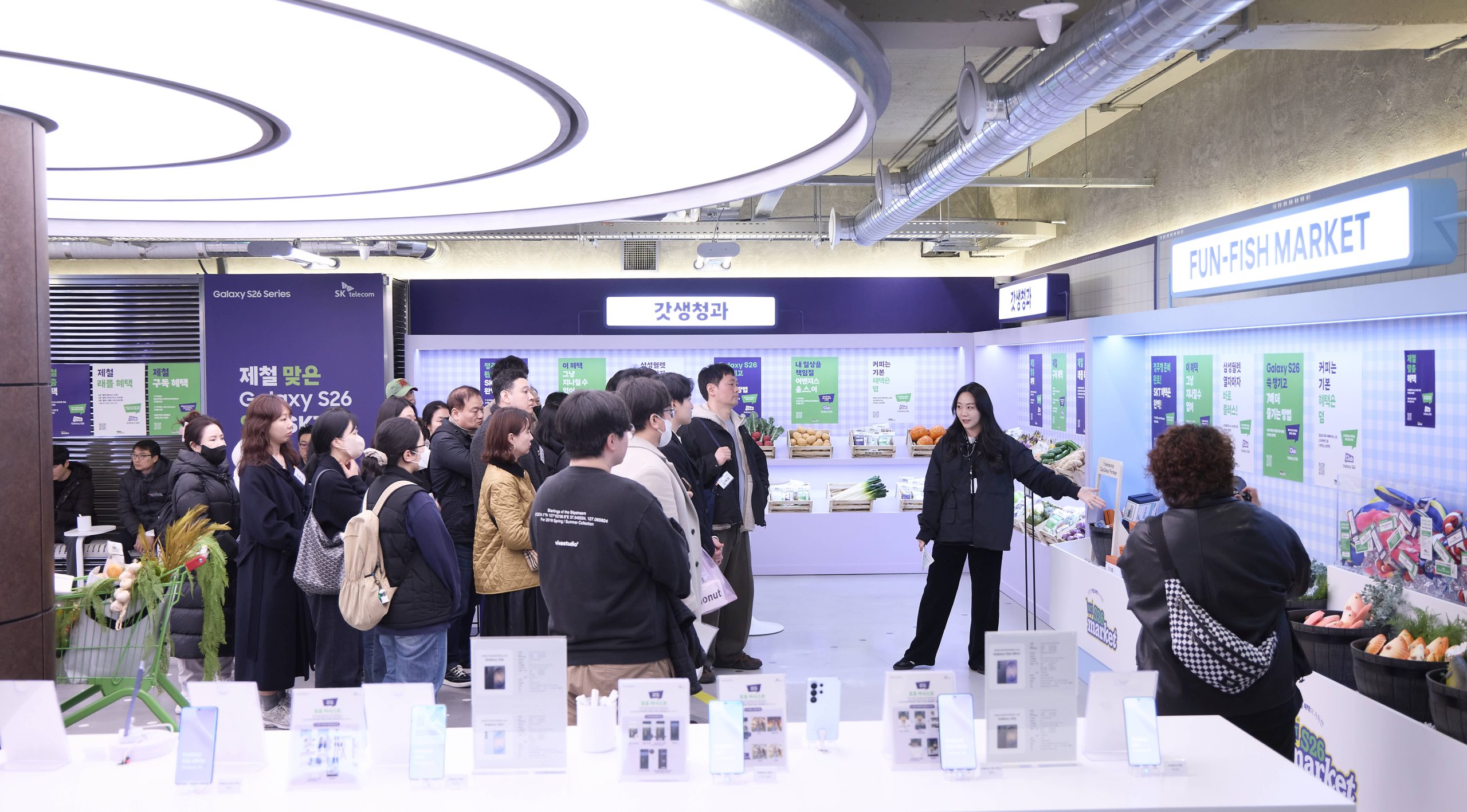 SK텔레콤이 지난 16일 T팩토리 성수에서 고객자문단 출범식을 갖고 본격적인 고객가치 혁신을 위한 활동에 나섰다고 17일 밝혔다. SKT 고객자문단 고객들이 SKT T팩토리 투어하는 모습