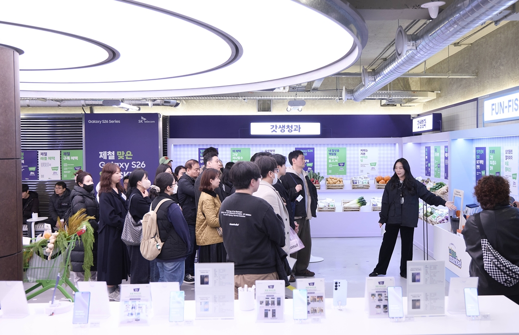 SK텔레콤이 지난 16일 T팩토리 성수에서 고객자문단 출범식을 갖고 본격적인 고객가치 혁신을 위한 활동에 나섰다고 17일 밝혔다. SKT 고객자문단 고객들이 SKT T팩토리 투어하는 모습