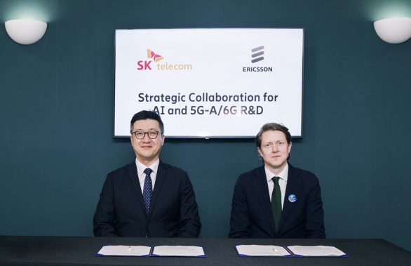 (왼쪽부터) 류탁기 SKT 네트워크기술담당과 마르텐 레너(Mårten Lerner) 에릭슨 네트워크 전략 및 제품 총괄의 모습.