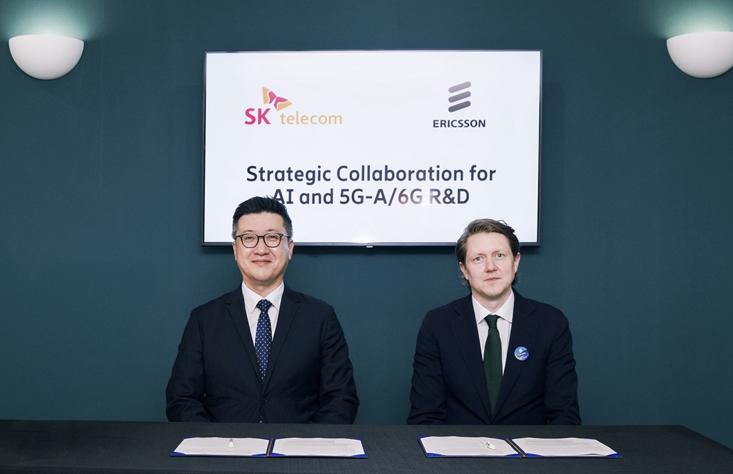 (왼쪽부터) 류탁기 SKT 네트워크기술담당과 마르텐 레너(Mårten Lerner) 에릭슨 네트워크 전략 및 제품 총괄의 모습.