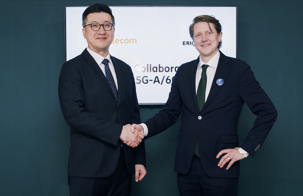 (왼쪽부터) 류탁기 SKT 네트워크기술담당과 마르텐 레너(Mårten Lerner) 에릭슨 네트워크 전략 및 제품 총괄의 모습.