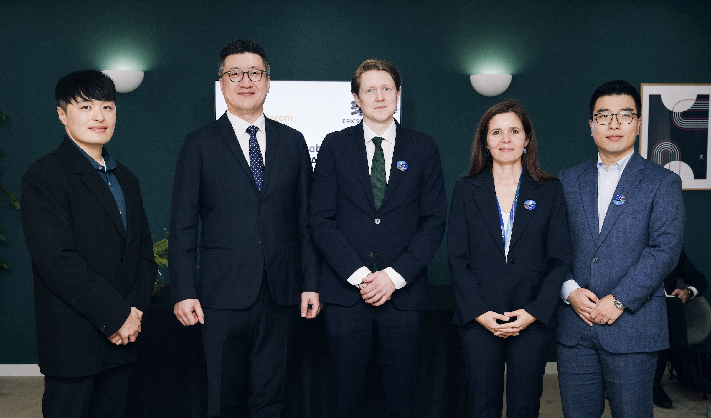 (왼쪽에서 두번째) 류탁기 SKT 네트워크기술담당, (왼쪽에서 세번째) 마르텐 레너(Mårten Lerner) 에릭슨 네트워크 전략 및 제품 총괄, (왼쪽에서 네번째) 시벨 톰바즈(Sibel Tombaz) 에릭슨 코리아 CEO와 양사 임직원들의 모습.