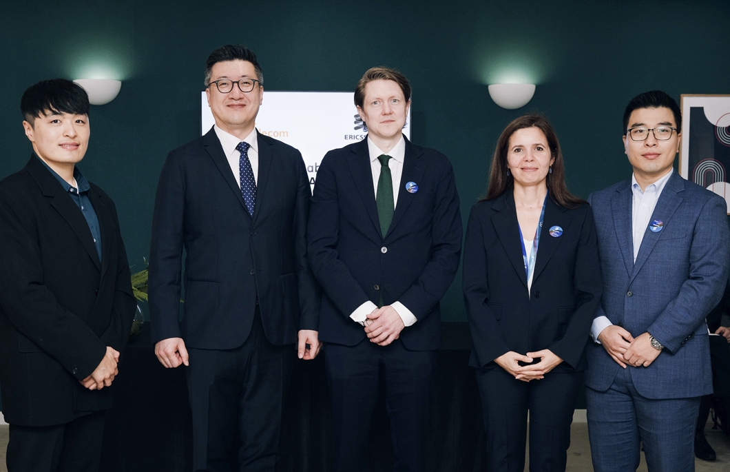 (왼쪽에서 두번째) 류탁기 SKT 네트워크기술담당, (왼쪽에서 세번째) 마르텐 레너(Mårten Lerner) 에릭슨 네트워크 전략 및 제품 총괄, (왼쪽에서 네번째) 시벨 톰바즈(Sibel Tombaz) 에릭슨 코리아 CEO와 양사 임직원들의 모습.