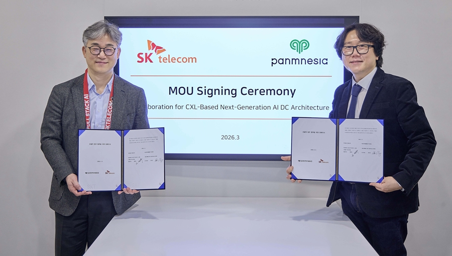 SKT는 스페인 바르셀로나에서 열리고 있는 MWC26에서 파네시아와 ‘CXL 기반 차세대 AI DC 구조(아키텍처)’ 공동 개발을 위한 업무협약(MOU)을 체결했다고 4일 밝혔다. 사진은MWC26 SKT 미팅룸에서 기념 촬영 중인 (왼쪽부터) 정석근 SKT AI CIC장, 정명수 파네시아 대표의 모습..