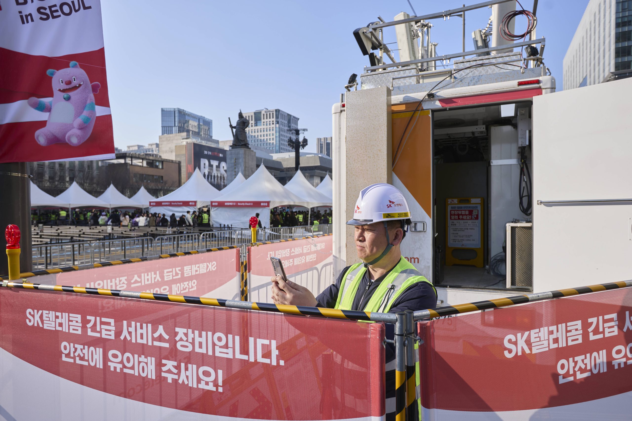 SK텔레콤은 지난 21일 서울 광화문 일대에서 열린 대형 K-pop 공연에서 AI 기반 네트워크 운영을 통해 안정적인 통신 서비스를 제공했다고 밝혔다. 사진은 서울 광화문 일대에서 통신 상황을 점검 중인 SKT 직원들의 모습.