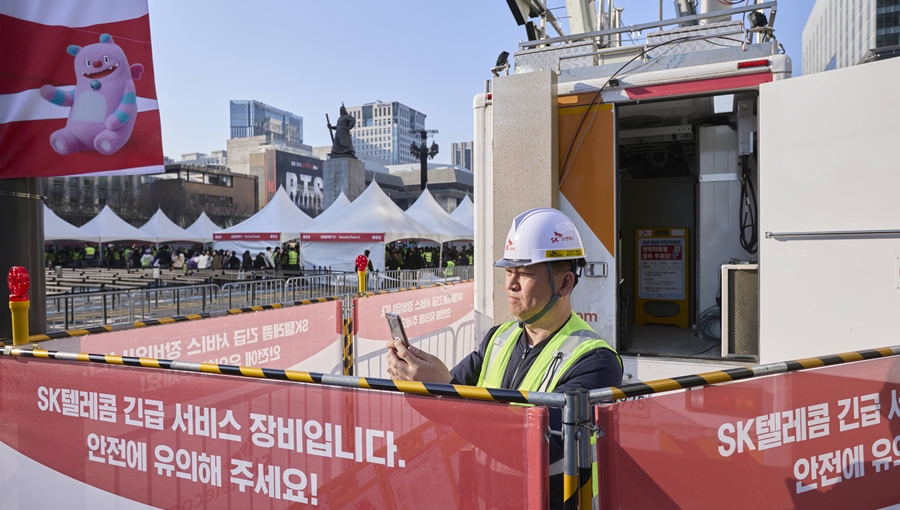 SK텔레콤은 지난 21일 서울 광화문 일대에서 열린 대형 K-pop 공연에서 AI 기반 네트워크 운영을 통해 안정적인 통신 서비스를 제공했다고 밝혔다. 사진은 서울 광화문 일대에서 통신 상황을 점검 중인 SKT 직원들의 모습.