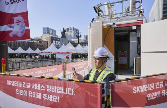 SK텔레콤은 지난 21일 서울 광화문 일대에서 열린 대형 K-pop 공연에서 AI 기반 네트워크 운영을 통해 안정적인 통신 서비스를 제공했다고 밝혔다. 사진은 서울 광화문 일대에서 통신 상황을 점검 중인 SKT 직원들의 모습.