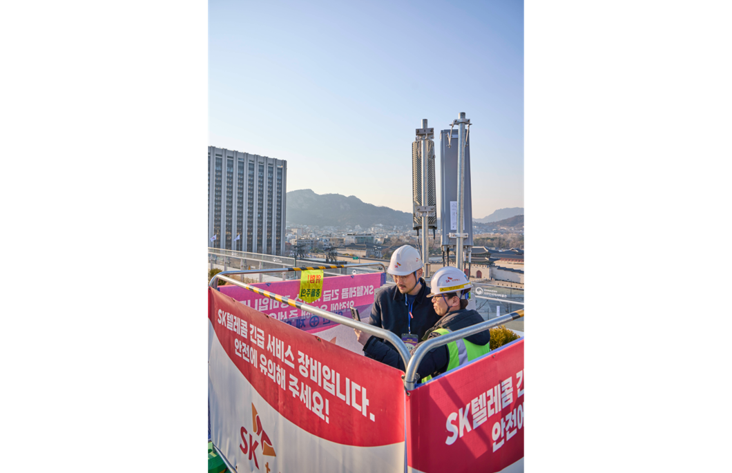 SK텔레콤은 지난 21일 서울 광화문 일대에서 열린 대형 K-pop 공연에서 AI 기반 네트워크 운영을 통해 안정적인 통신 서비스를 제공했다고 밝혔다. 사진은 서울 광화문 일대에서 통신 상황을 점검 중인 SKT 직원들의 모습.