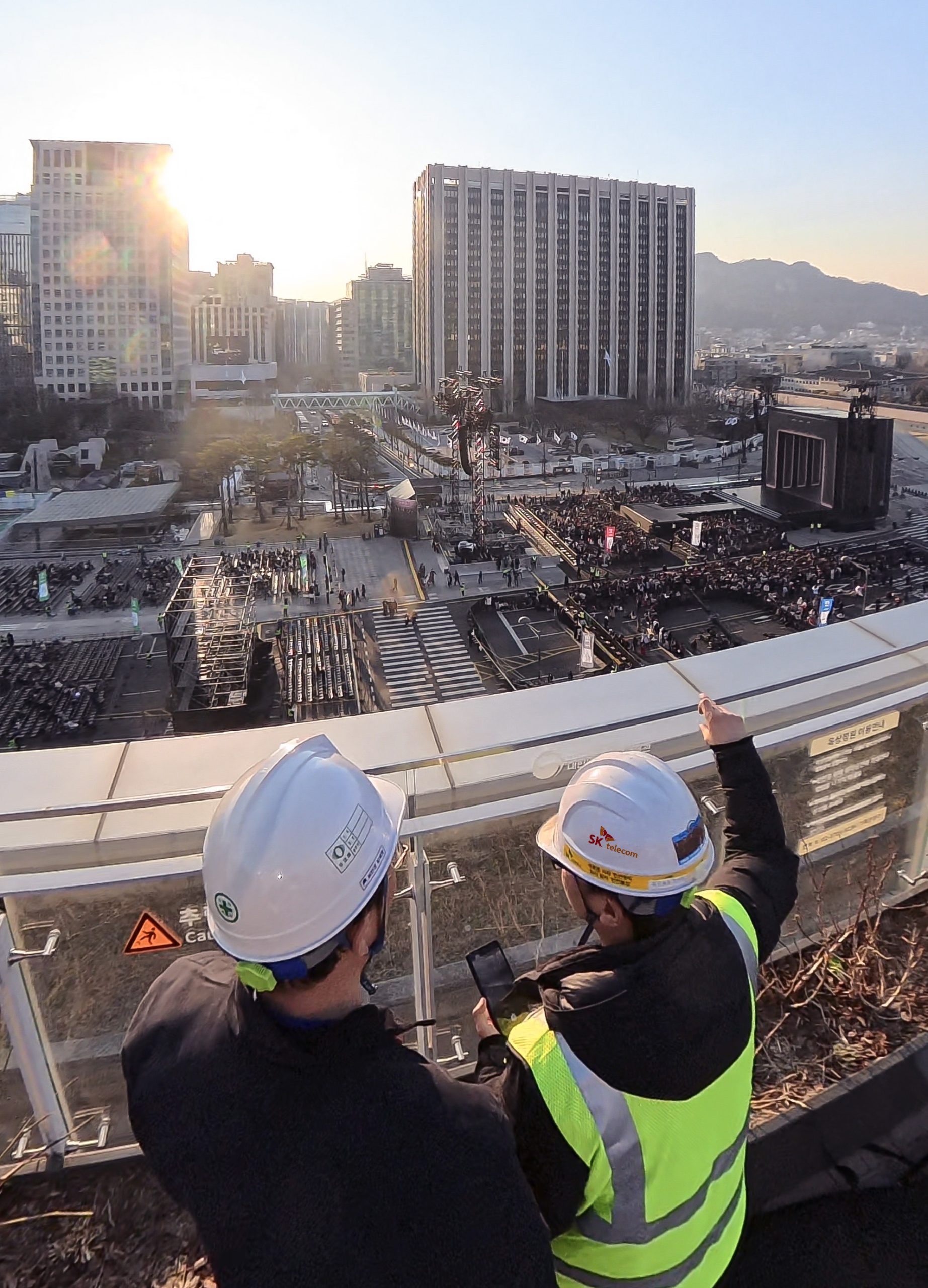 SK텔레콤은 지난 21일 서울 광화문 일대에서 열린 대형 K-pop 공연에서 AI 기반 네트워크 운영을 통해 안정적인 통신 서비스를 제공했다고 밝혔다. 사진은 서울 광화문 일대에서 통신 상황을 점검 중인 SKT 직원들의 모습.