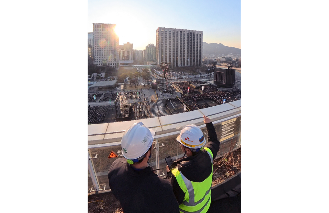 SK텔레콤은 지난 21일 서울 광화문 일대에서 열린 대형 K-pop 공연에서 AI 기반 네트워크 운영을 통해 안정적인 통신 서비스를 제공했다고 밝혔다. 사진은 서울 광화문 일대에서 통신 상황을 점검 중인 SKT 직원들의 모습.