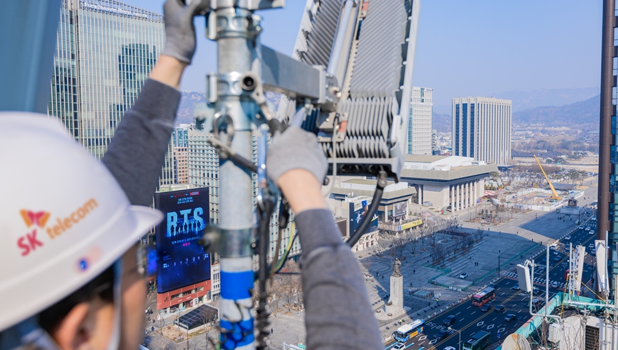 SK텔레콤은 오는 21일 서울 광화문 일대에서 열리는 대형 K-pop 공연에 대비해 AI 기반 네트워크 운영 시스템을 도입한 특별 통신 대책을 마련했다고 15일 밝혔다. 사진은 서울 광화문 주변의 통신 장비를 점검 중인 SKT 직원들의 모습.