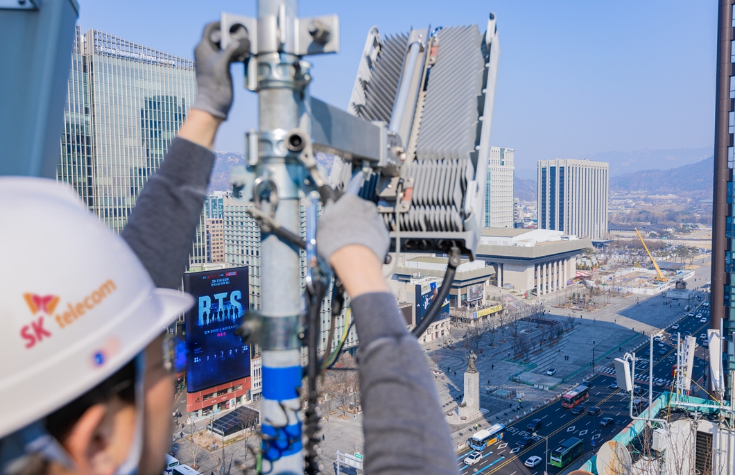 SK텔레콤은 오는 21일 서울 광화문 일대에서 열리는 대형 K-pop 공연에 대비해 AI 기반 네트워크 운영 시스템을 도입한 특별 통신 대책을 마련했다고 15일 밝혔다. 사진은 서울 광화문 주변의 통신 장비를 점검 중인 SKT 직원들의 모습.