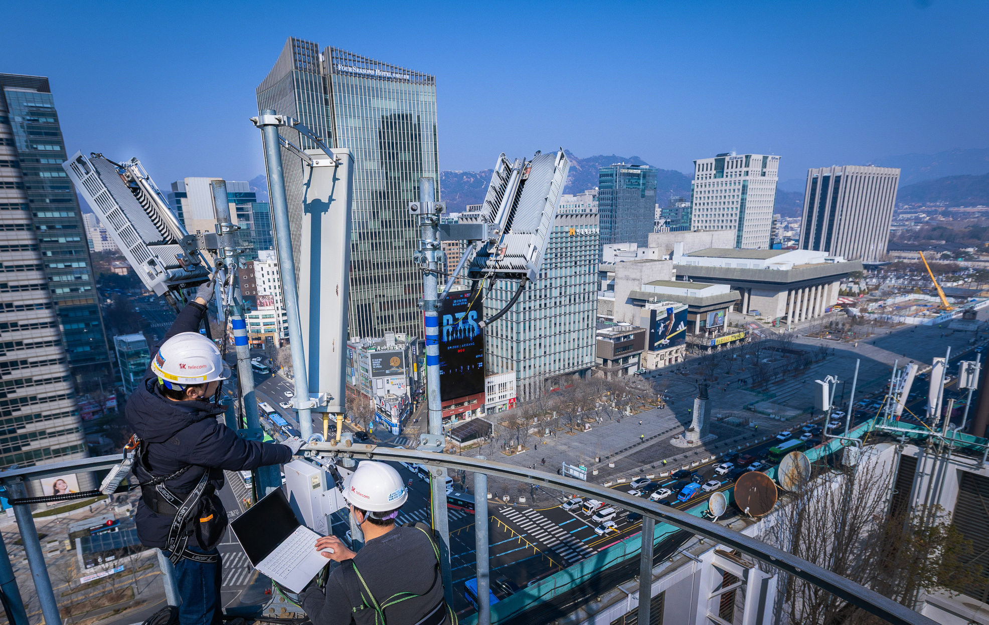 SK텔레콤은 오는 21일 서울 광화문 일대에서 열리는 대형 K-pop 공연에 대비해 AI 기반 네트워크 운영 시스템을 도입한 특별 통신 대책을 마련했다고 15일 밝혔다. 사진은 서울 광화문 주변의 통신 장비를 점검 중인 SKT 직원들의 모습.