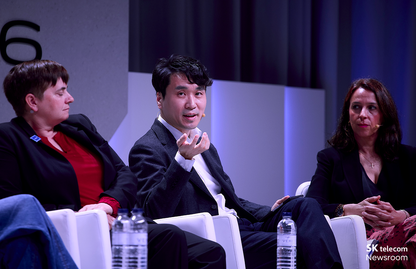 차호범 SKT CPO가 컨퍼런스에서 발언하고 있는 모습.