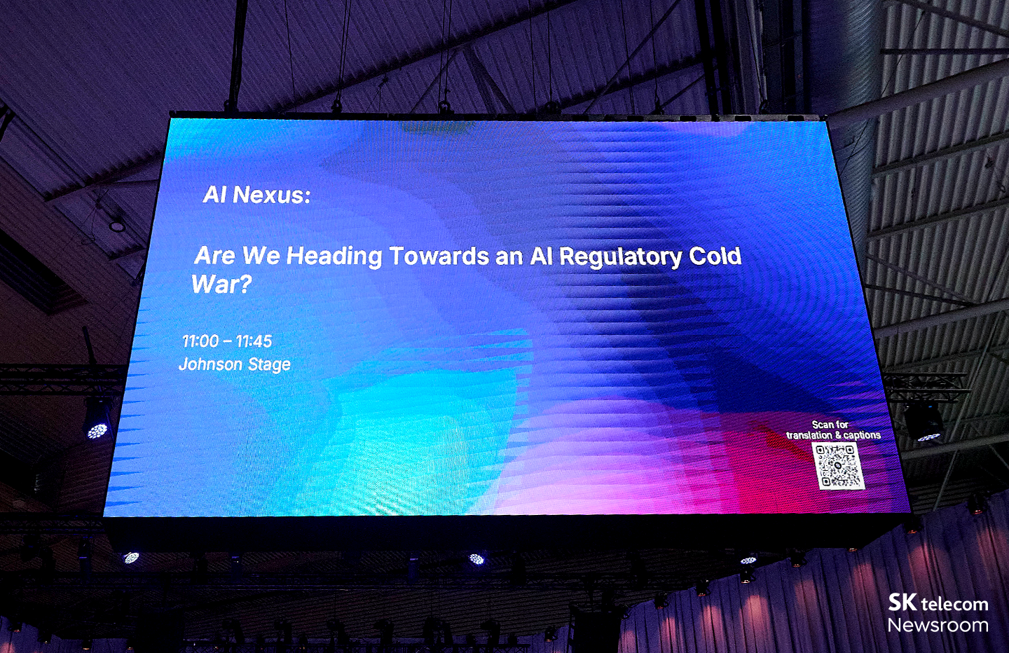 MWC26 'AI거버넌스는 냉전으로 향하고 있는가?' 컨퍼런스를 소개 중인 모니터의 모습