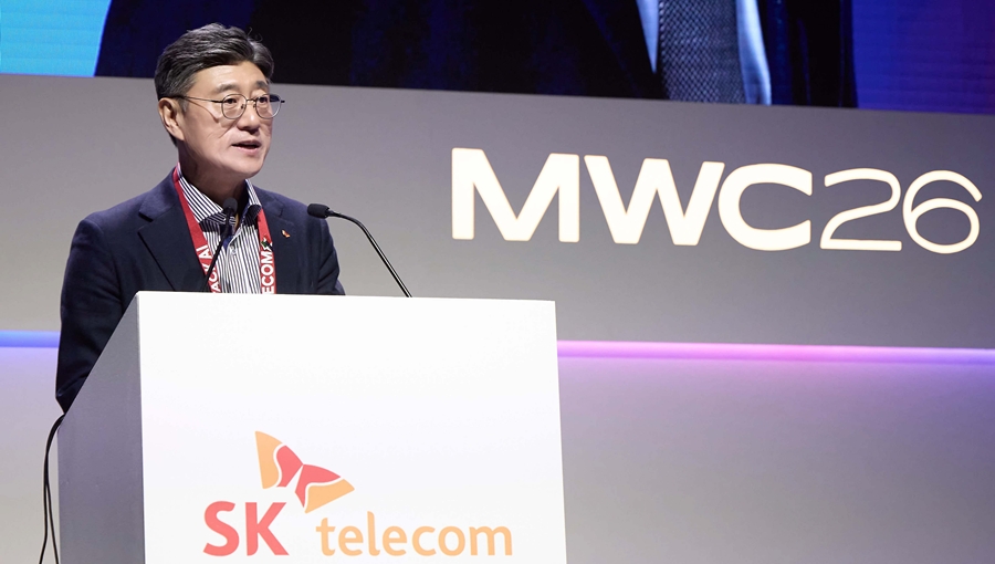 2일(현지시간) MWC26에서 부대행사로 열린 AI DC 관련 컨퍼런스에서 정재헌 SKT CEO가 기조 연설하는 모습