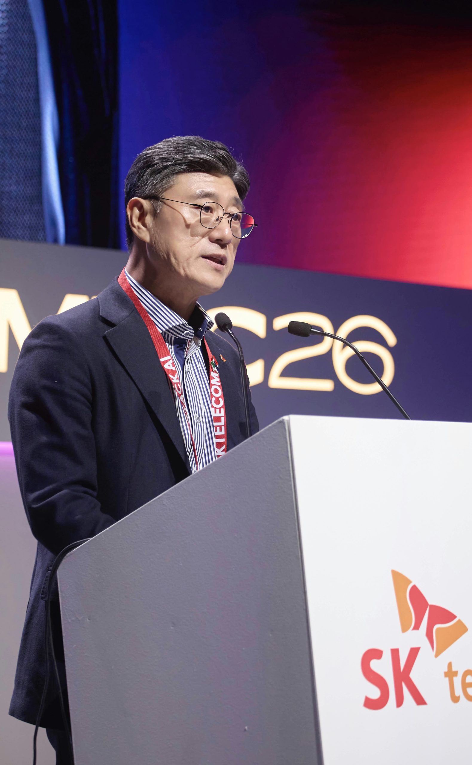 2일(현지시간) MWC26에서 부대행사로 열린 AI DC 관련 컨퍼런스에서 정재헌 SKT CEO가 기조 연설하는 모습