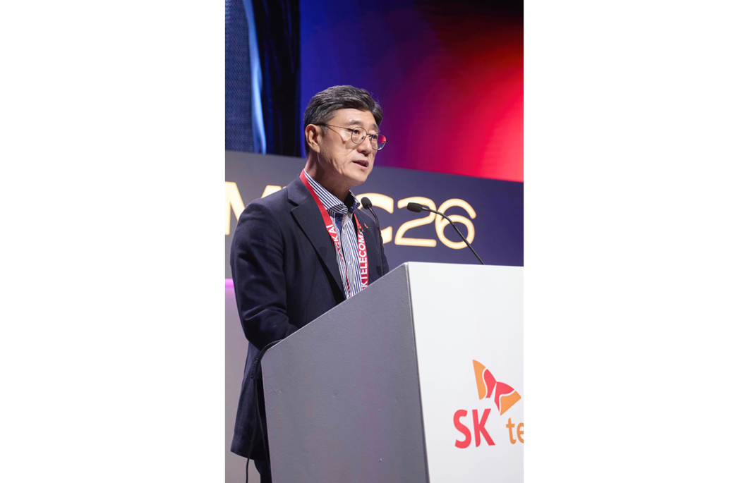 2일(현지시간) MWC26에서 부대행사로 열린 AI DC 관련 컨퍼런스에서 정재헌 SKT CEO가 기조 연설하는 모습