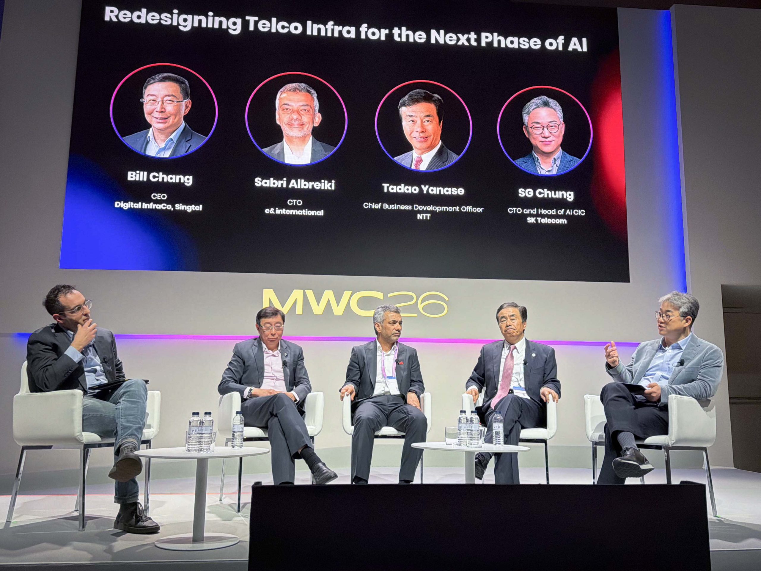 2일(현지시간) MWC26에서 부대행사로 열린 AI DC 관련 컨퍼런스에서 글로벌 주요 통신사 경영진들이 패널 토의하는 모습. (왼쪽부터) 케렘 아르살(Kerem Arsal) 옴디아 수석 책임 애널리스트, 빌 창(Bill Chang) 싱텔 디지털 인프라코(Singtel Digital InfraCo) CEO, 사브리 알브레이키(Sabri Albreiki) 이앤 인터내셔널(e& international) CTO, 야나세 다다오NTT 최고사업개발책임자(CBDO; Chief Business Development Officer), 정석근 SKT AI CIC장