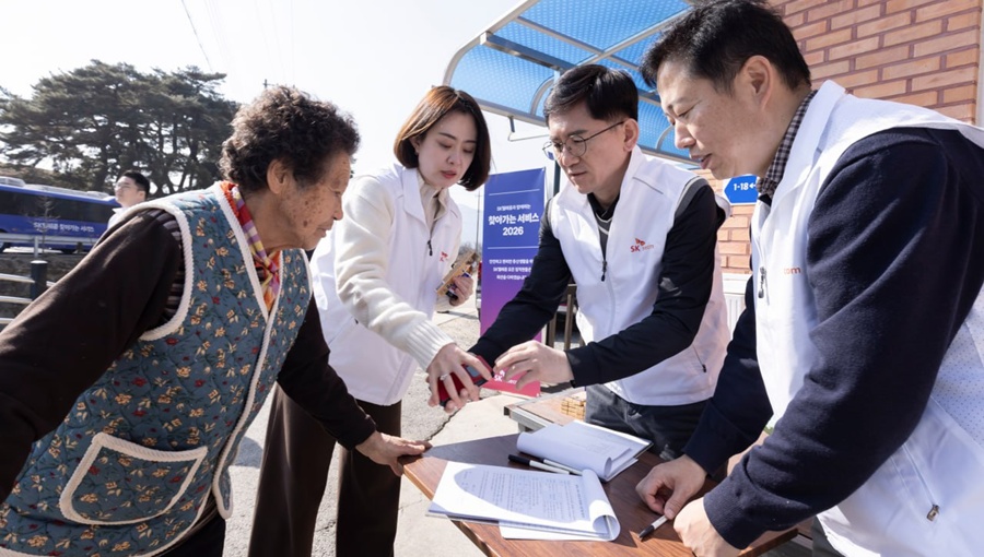 고객들이 SKT의 ‘찾아가는 서비스’에 참여하고 있는 모습