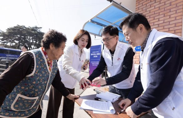 고객들이 SKT의 ‘찾아가는 서비스’에 참여하고 있는 모습