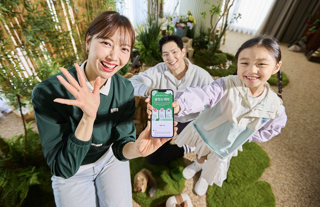 SKT 모델들이 ‘T 장기고객 숲캉스 데이’ 이벤트 페이지를 살펴보는 모습.