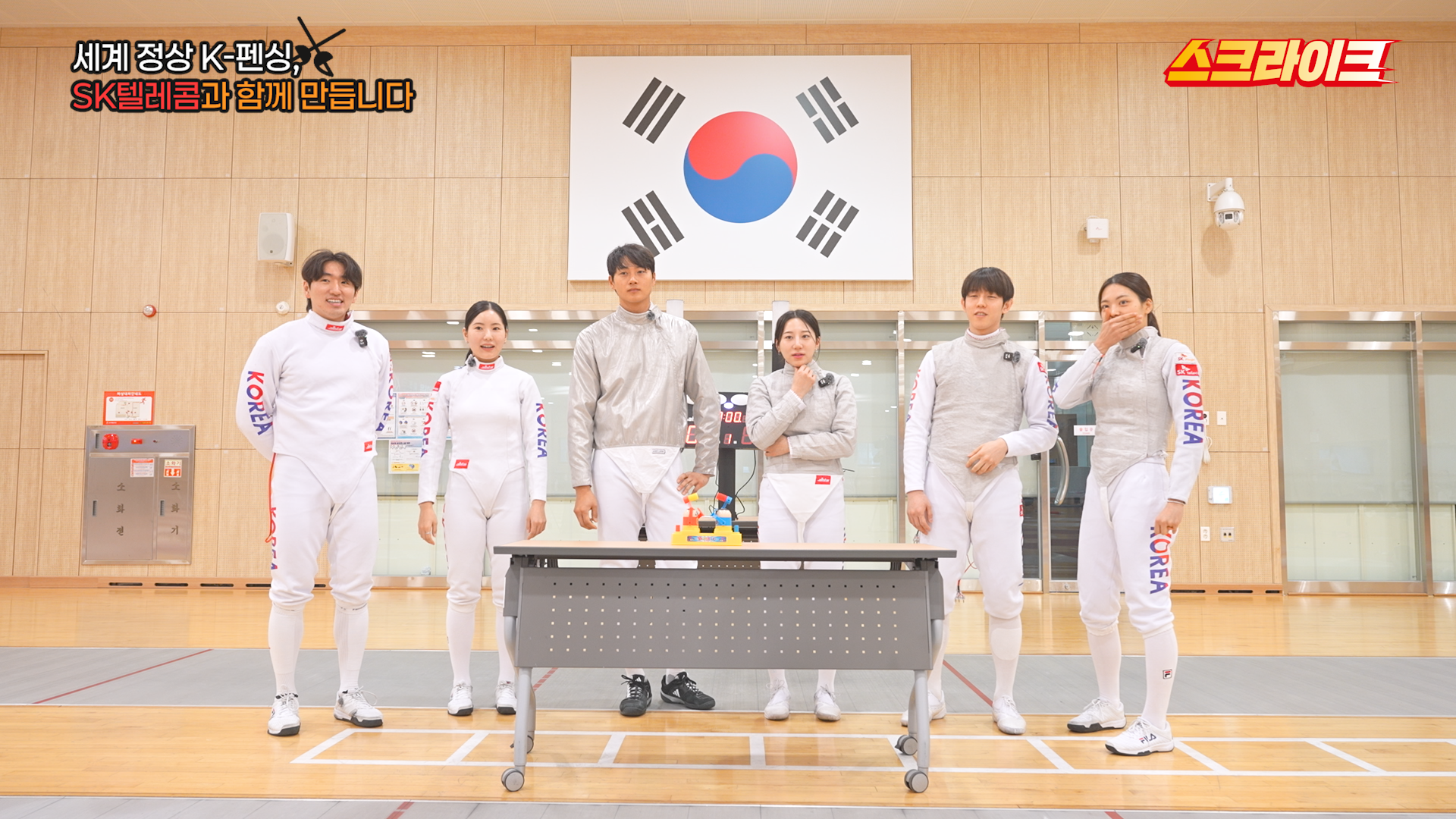 (왼쪽부터) 박상영, 송세라, 오상욱, 김정미, 김태환, 박지희 선수가 ‘쉬운 펜싱’ 콘텐츠 촬영 현장에서 한자리에 모여 다양한 미니게임과 토크를 진행하고 있는 모습.