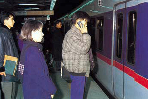 1996년 10월부터 지하철 2호선 4개 역사와 지하상가 등 전파 음영지역에 순차적으로 디지털 이동전화 서비스를 개시했다. 고객이 지하철을 기다리며 이동전화 서비스를 이용하는 모습