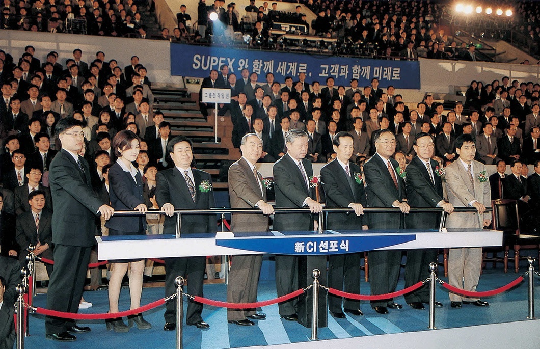 1997년 3월 24일, SK텔레콤으로의 사명 변경 및 신 CI 선포식을 진행하는 모습