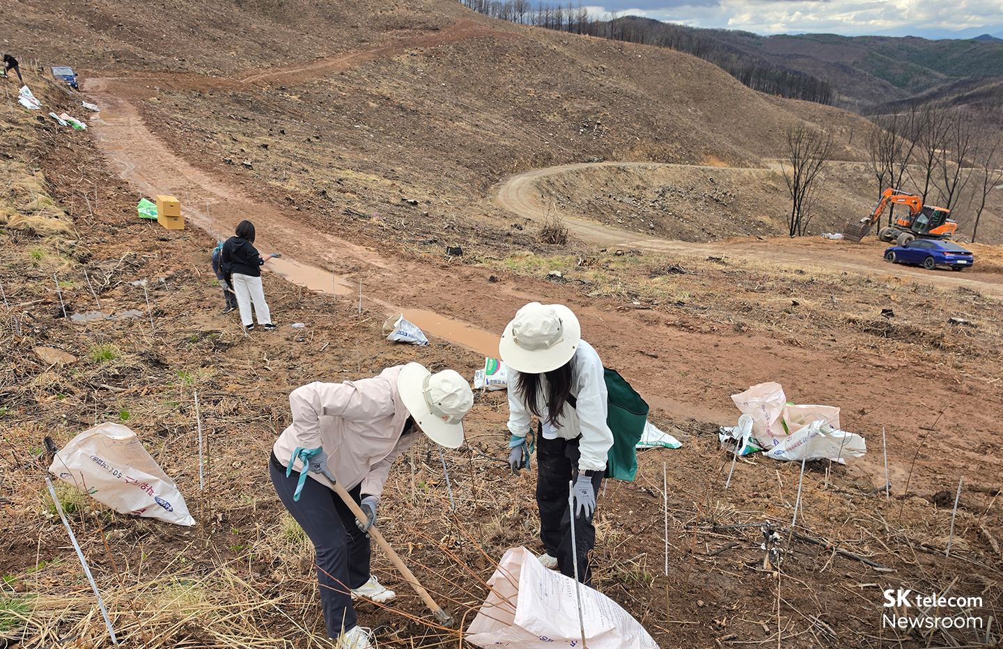 SKT 구성원들이 나무심기 행사에 참여하는 모습