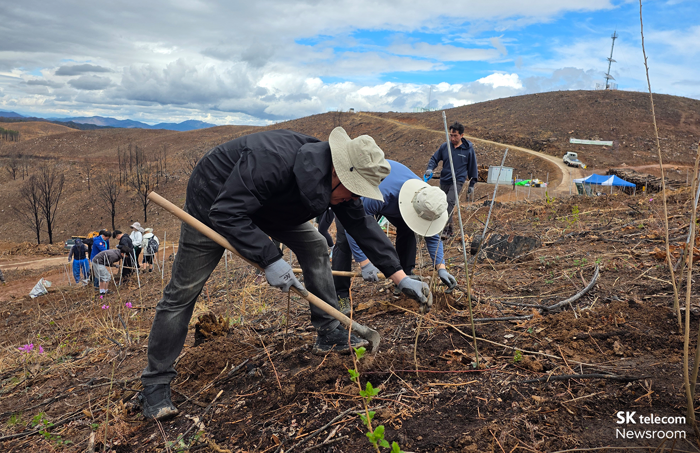 SKT 구성원들이 나무심기 행사에 참여하는 모습
