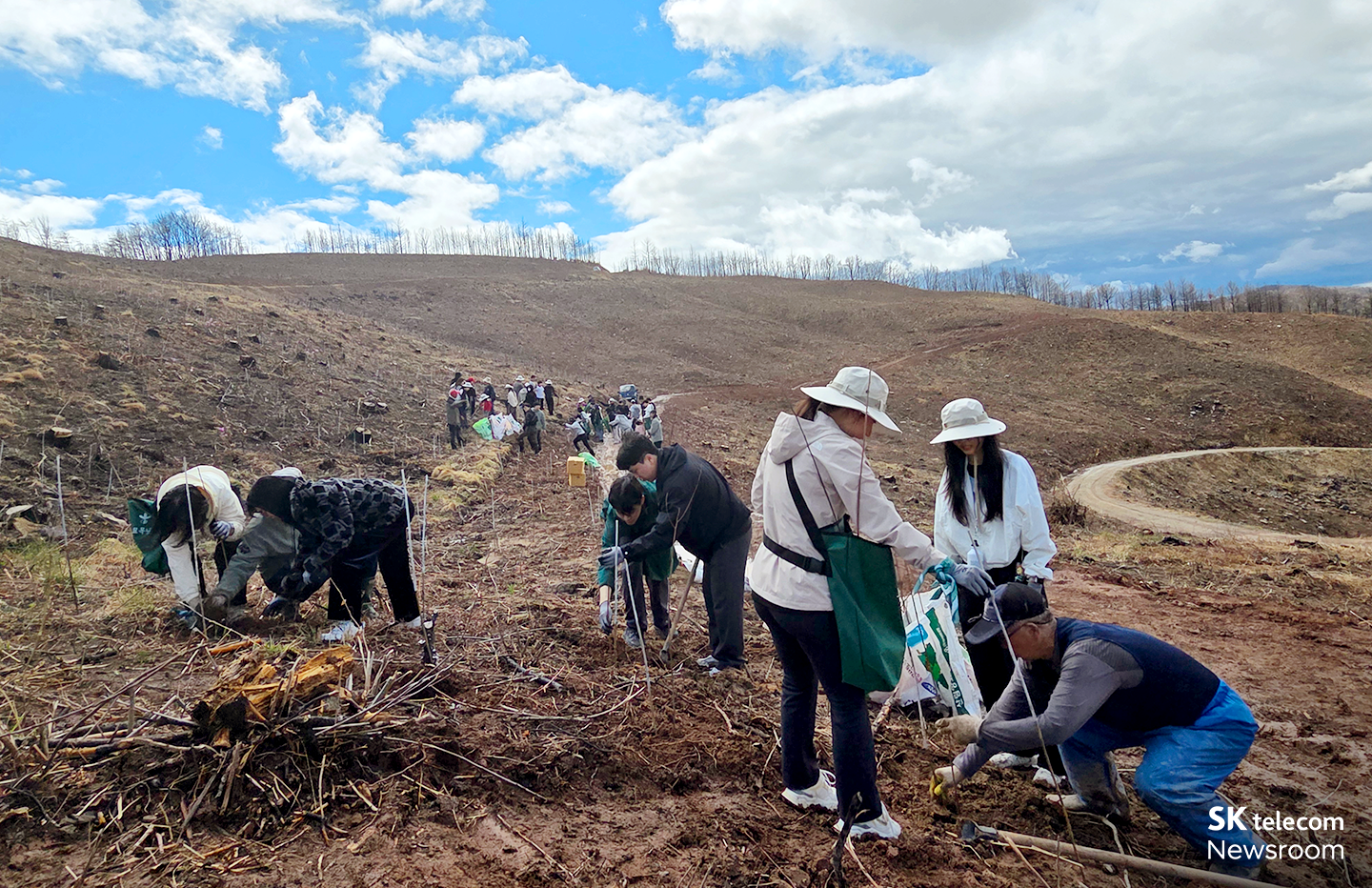 이날 봉사활동에는 SKT와 유한킴벌리 임직원 및 가족 100여 명이 참여했다.