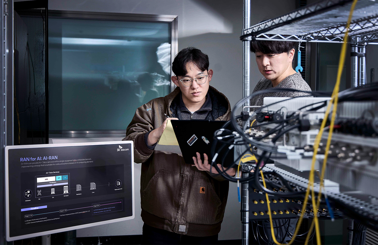 AI와 통신 인프라를 결합한 ‘AI-RAN’ 실증망을 시연 중인 모습.