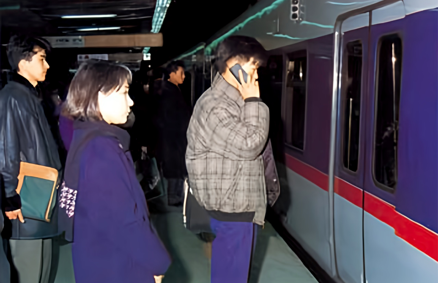 1996년, 지하철을 기다리며 이동전화 서비스를 이용하고 있는 모습.