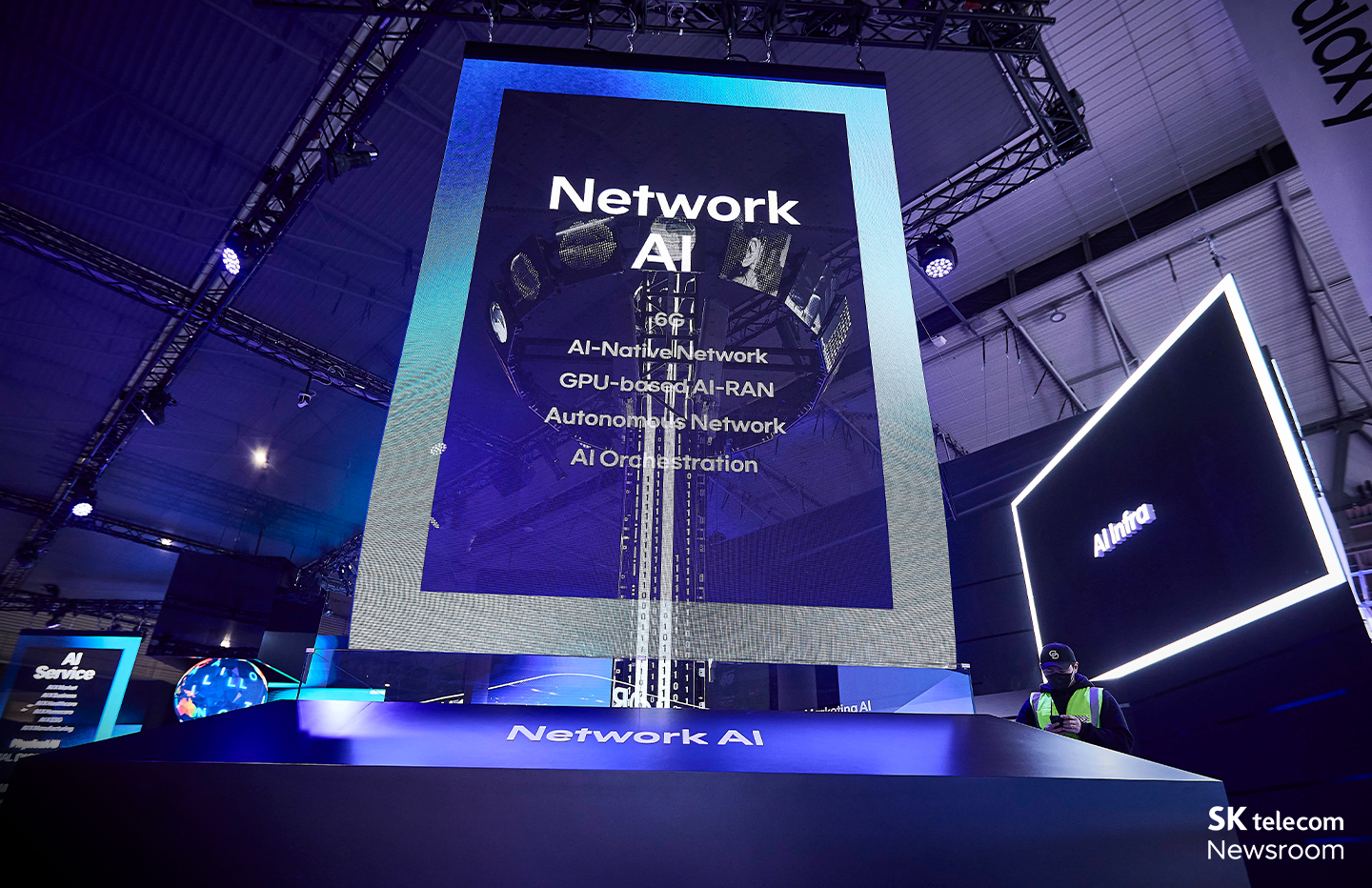 MWC26의 SKT부스에서 차세대 네트워크 인프라 전시가 진행 중인 모습.