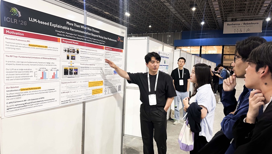 SKT 연구원들이 학회 참가자들에게 AI 모델에 대해 설명하는 모습