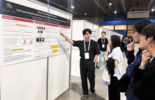 SKT 연구원들이 학회 참가자들에게 AI 모델에 대해 설명하는 모습