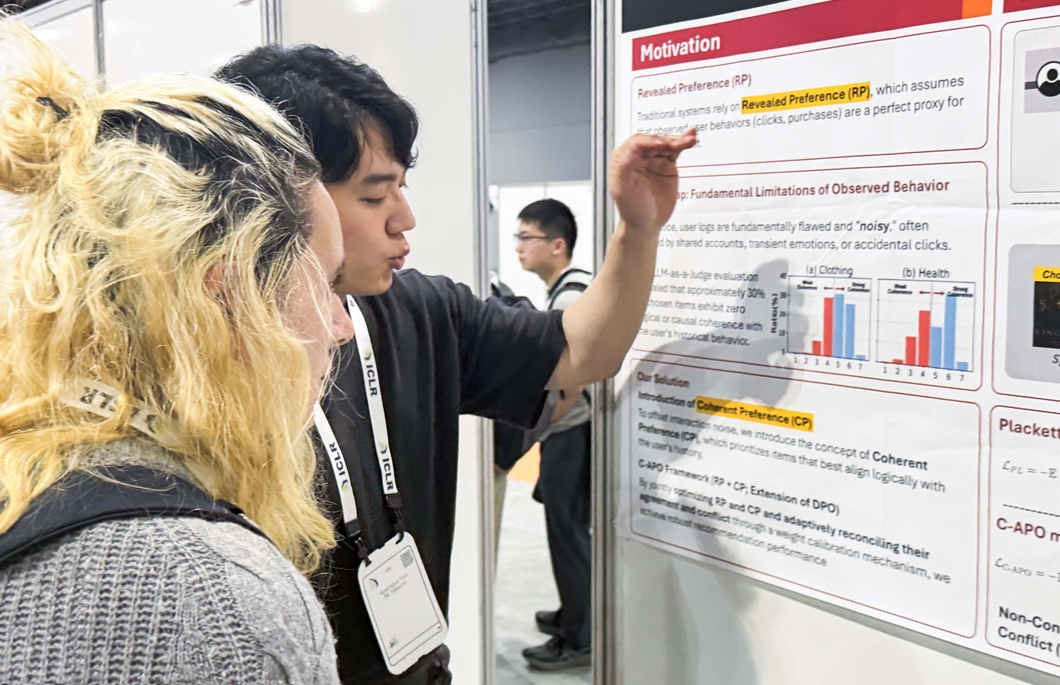 SKT 연구원들이 학회 참가자들에게 AI 모델에 대해 설명하는 모습