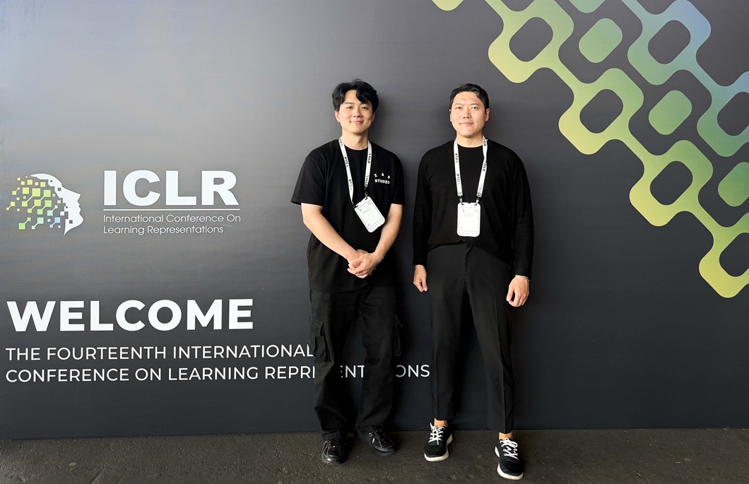 SKT 연구원들이 ICLR 2026 행사장에서 기념 촬영하는 모습