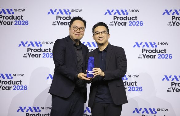 수상 후 기념사진을 촬영 중인 (왼쪽부터) 김동원, 배주한 SKT 엔터프라이즈설루션개발팀 매니저의 모습.