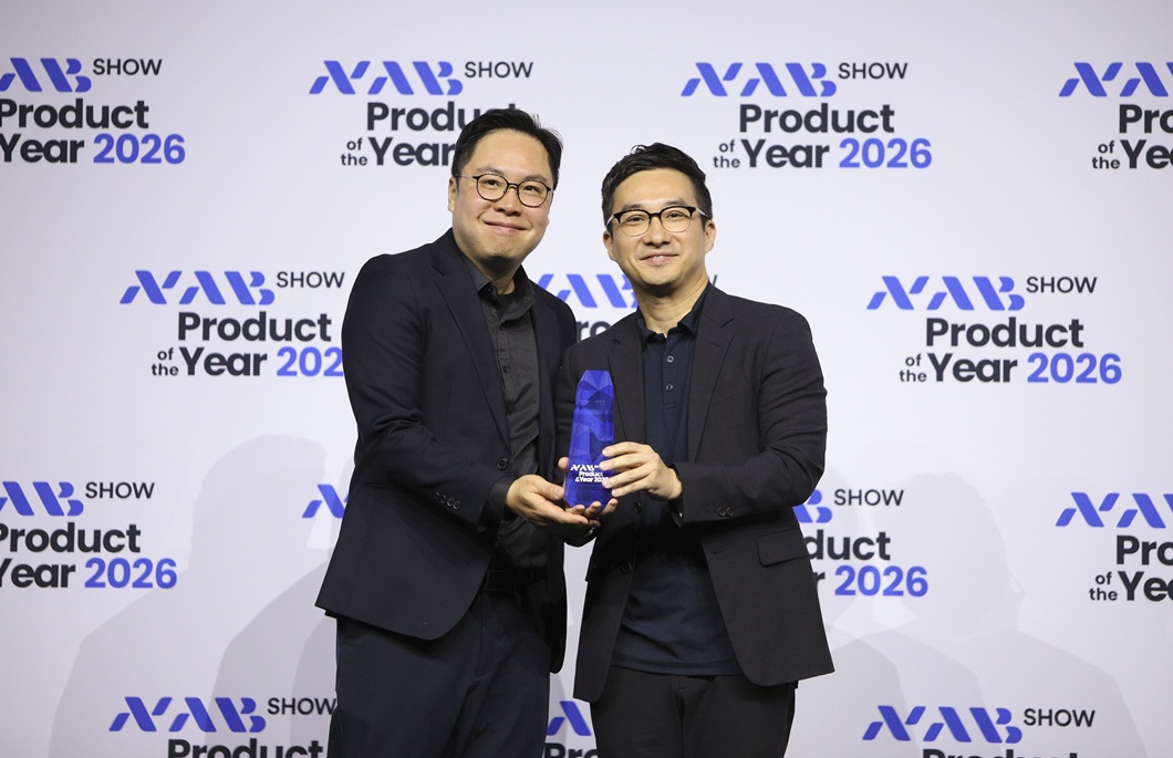 수상 후 기념사진을 촬영 중인 (왼쪽부터) 김동원, 배주한 SKT 엔터프라이즈설루션개발팀 매니저의 모습.