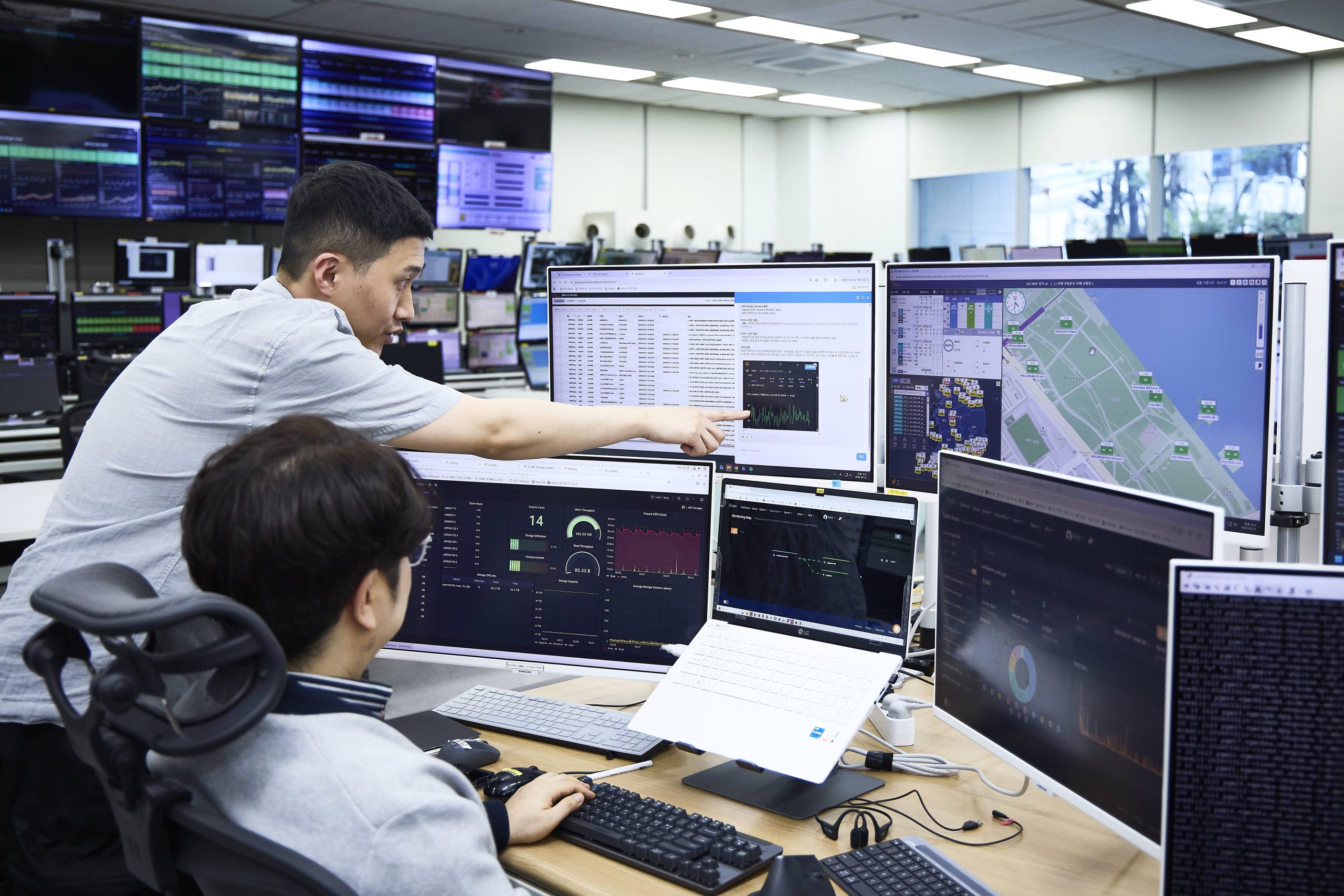 스파이더를 통해 벚꽃 축제 상황을 관리 중인 SKT 구성원들의 모습.