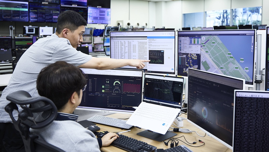 스파이더를 통해 벚꽃 축제 상황을 관리 중인 SKT 구성원들의 모습.