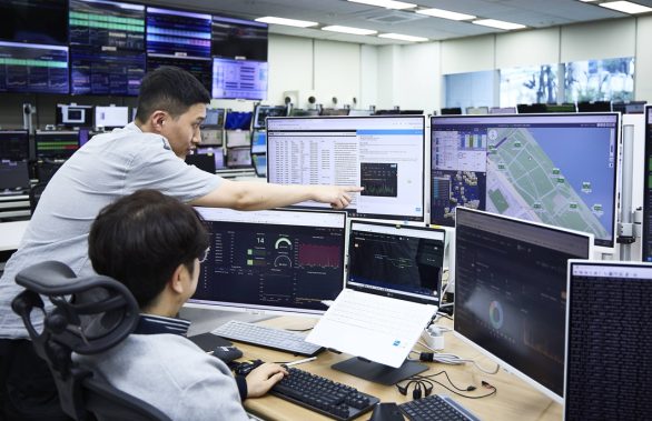 스파이더를 통해 벚꽃 축제 상황을 관리 중인 SKT 구성원들의 모습.