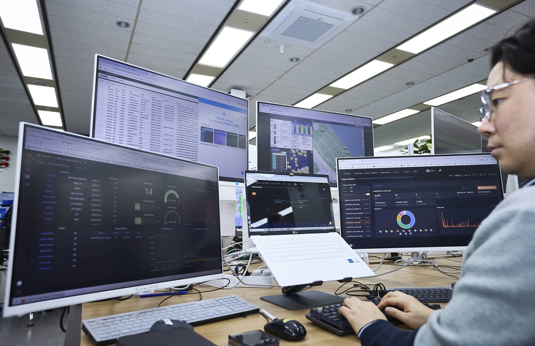 스파이더를 통해 벚꽃 축제 상황을 관리 중인 SKT 구성원들의 모습.