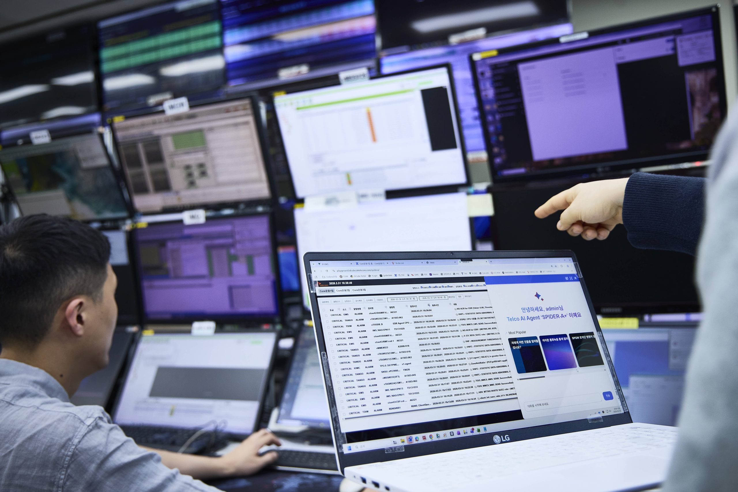 스파이더를 통해 벚꽃 축제 상황을 관리 중인 SKT 구성원들의 모습.