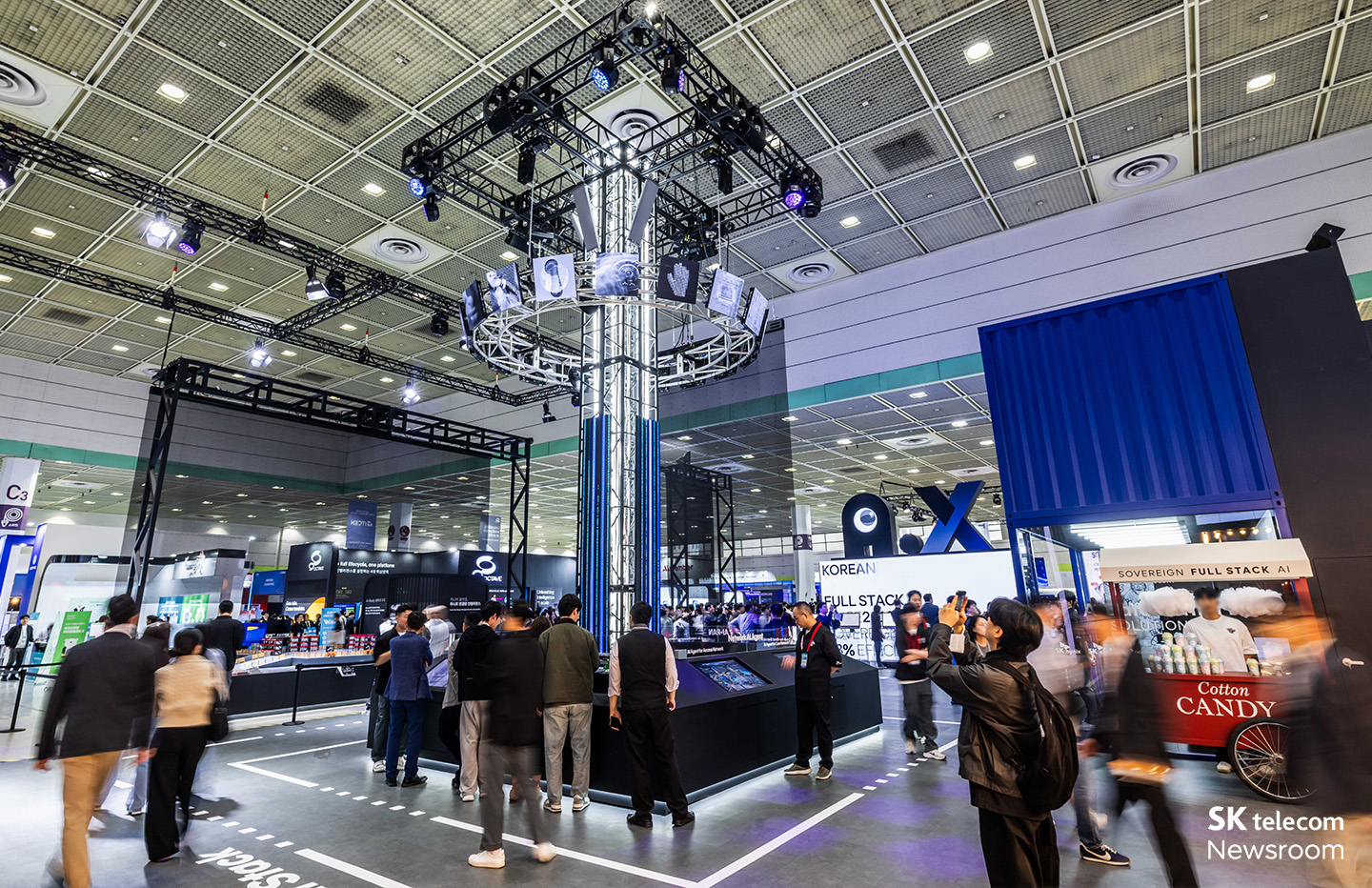 네트워크 AI와 관련된 전시를 살펴볼 수 있는 타워 조형물의 모습.