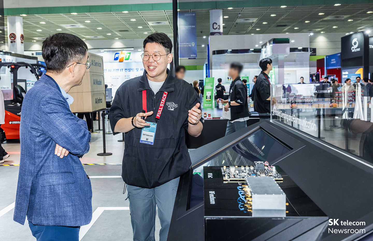 네트워크 AI구역에서 구성원이 관람객에게 기술 설명을 하고 있다.