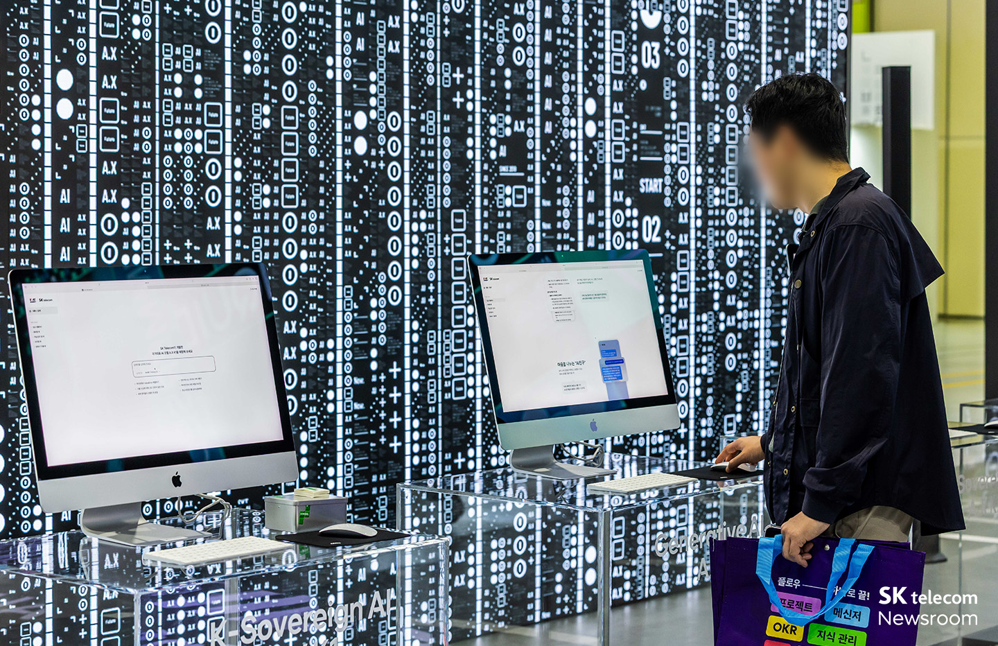 A.X를 직접 사용해보고 있는 관람객의 모습.